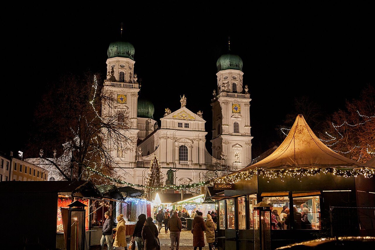 Vánoční trhy Pasov 2026: Christkindlmarkt u dómu od 24. 11. do 22. 12.